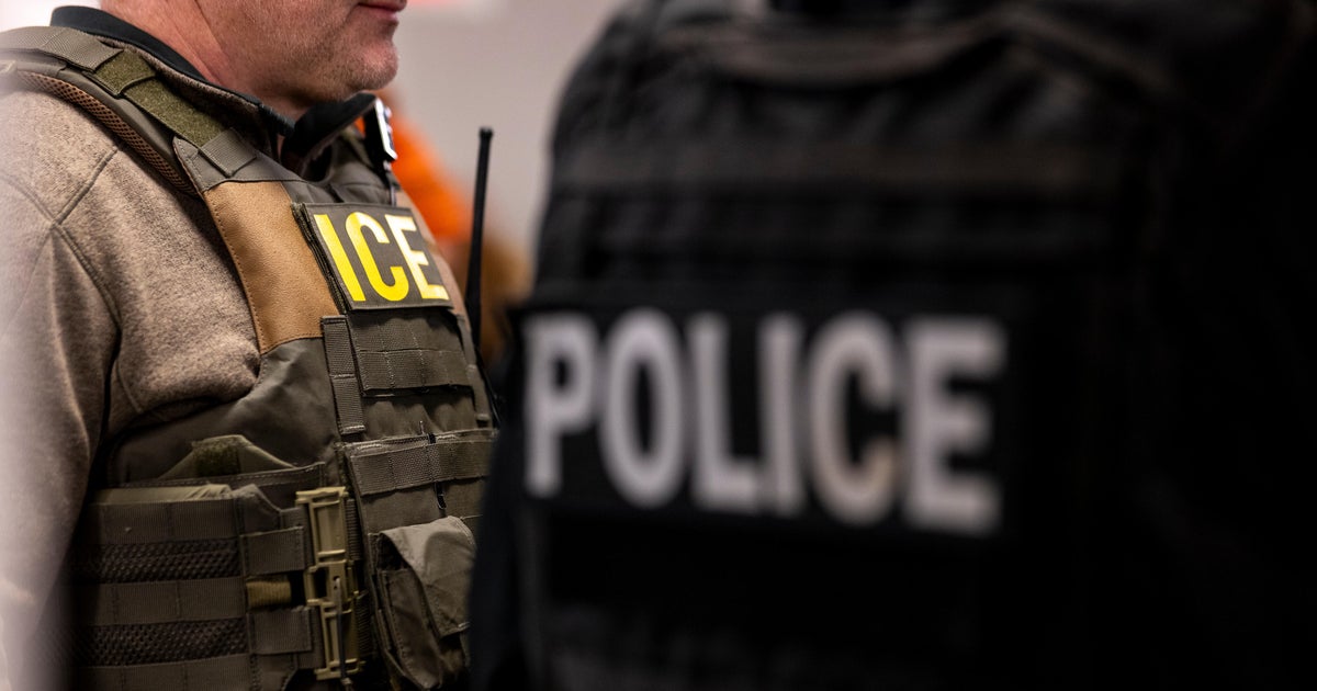 Dallas immigration advocates hold rally amid ongoing raids 